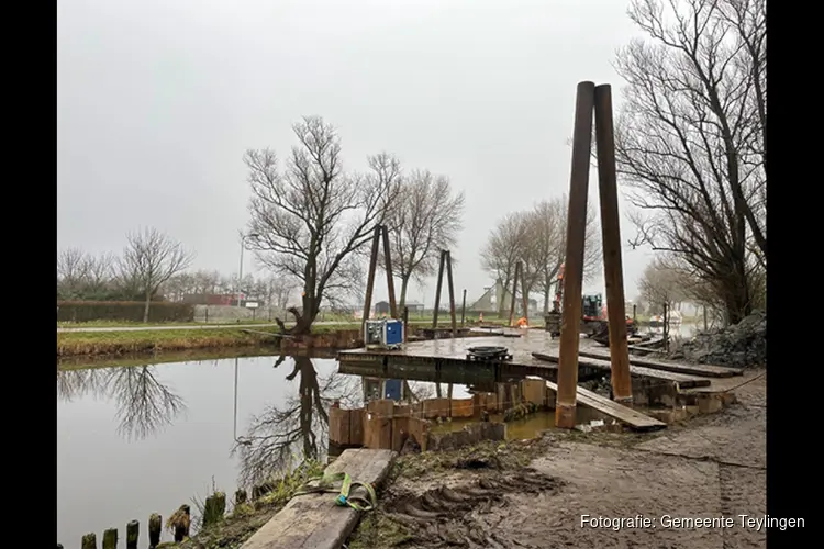 Aanleg fietsbrug bij Haarlemmertrekvaart